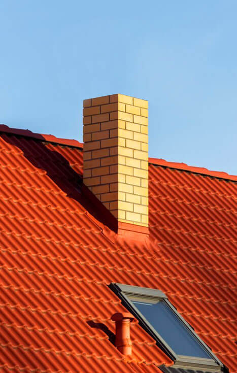 Acercamiento a techo de lámina tipo teja con chimenea