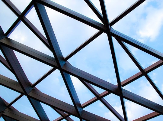 Estructura de acero formada con perfiles de acero comercial y estructural