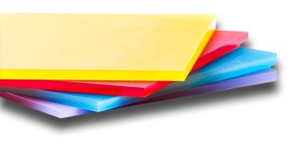 Piezas de policarbonato sólido de colores apiladas