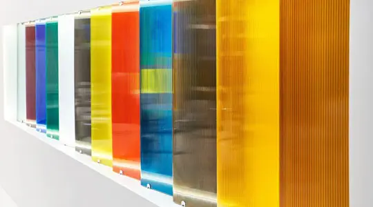 Variedad de colores en láminas de policarbonato celular