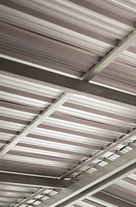 Vista interior de un techo de lámina tricapa de PVC
