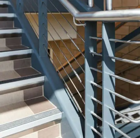 Escalera hecha con solera de acero